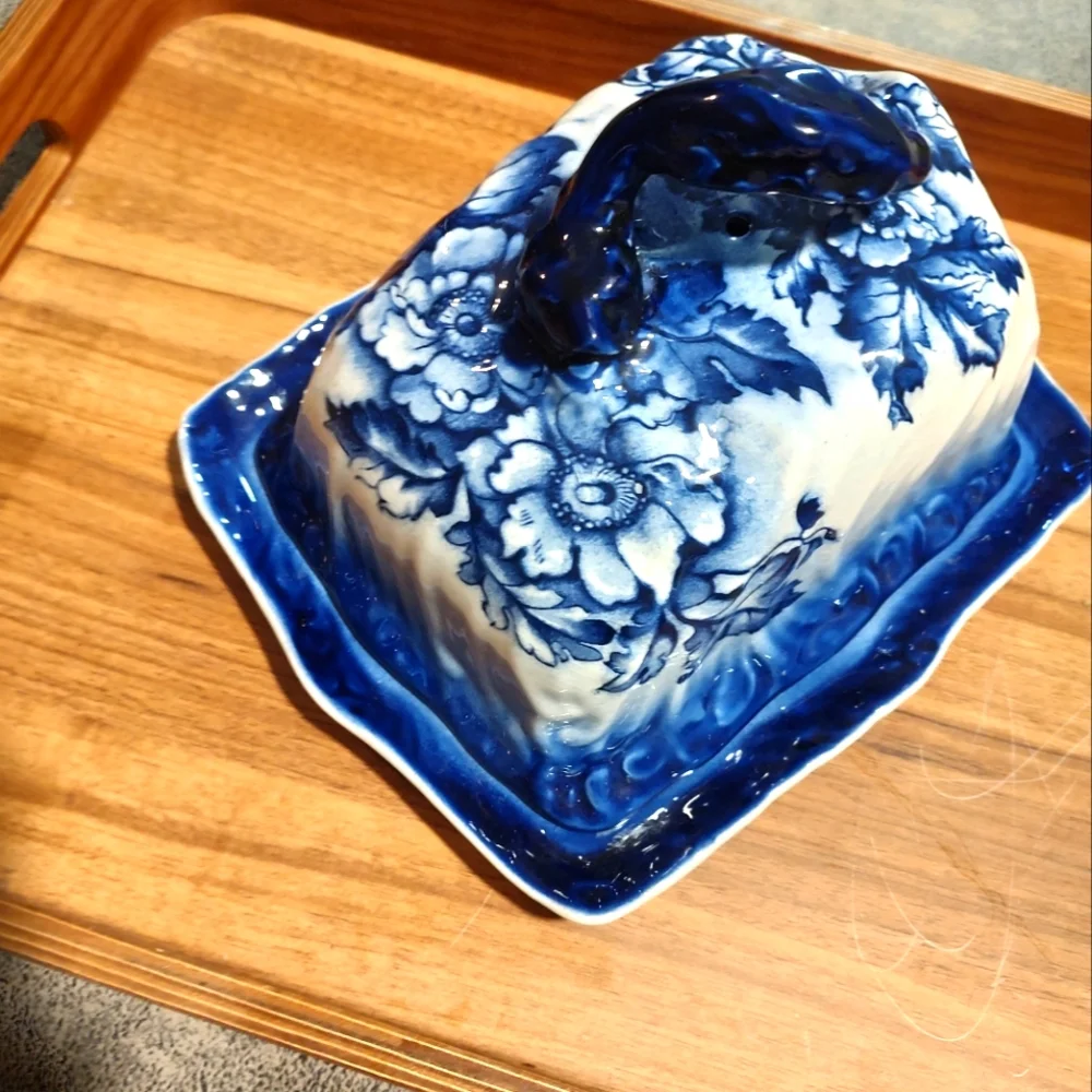 Vintage/Retro/Victorian inspired glass blue and white floral large butter dish - Picture 9 of 13